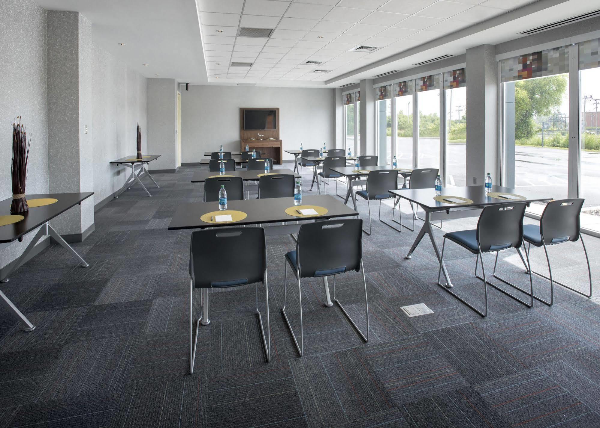 Aloft Buffalo Airport Чийктоуага Екстериор снимка